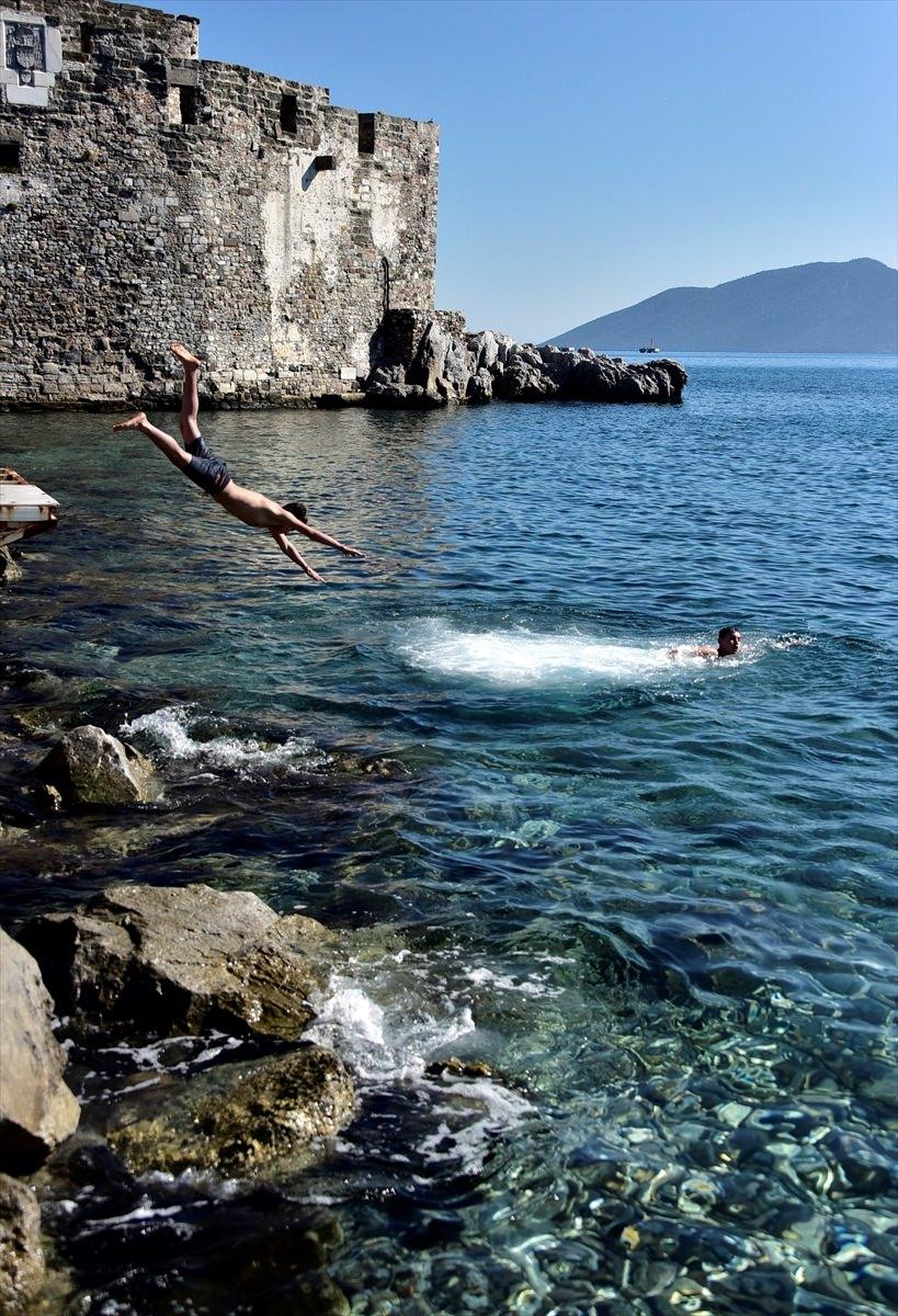 <p>Arkadaşlarıyla tatil için İzmir'den ilçeye geldiklerini anlatan Nil Budak da Bodrum'un bu kadar sıcak olduğunu tahmin etmediklerini belirterek, "Bilseydik kısa kollu kıyafetlerle gelirdik. Hava çok güzelmiş. Böyle olduğunu tahmin etmiyorduk. Hava mis gibi" diye konuştu. </p>

<p> </p>
