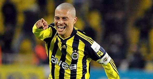 <p><strong>7-) ALEX DE SOUZA</strong><br />
<br />
F.Bahçe'de 2004-2012 yılları arasında 3 lig şampiyonluğu, 2 Süper Kupa ve 1 Türkiye Kupası kaldırırken, Brezilya'da Palmerias ve Cruzeiro'da lig ve kıta şampiyonlukları kazandı. 2007'de UEFA Şampiyonlar Ligi'nin asist krallığına ulaşırken, Süper Lig'de attığı 136 gol ile 100'ler Kulübü'ne girdi.</p>
