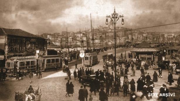 <p>1915 - Her zaman cıvıl cıvıl Eminönü ve Galata Köprüsü üzerinde elektrikli tranvaylar</p>
<p> </p>