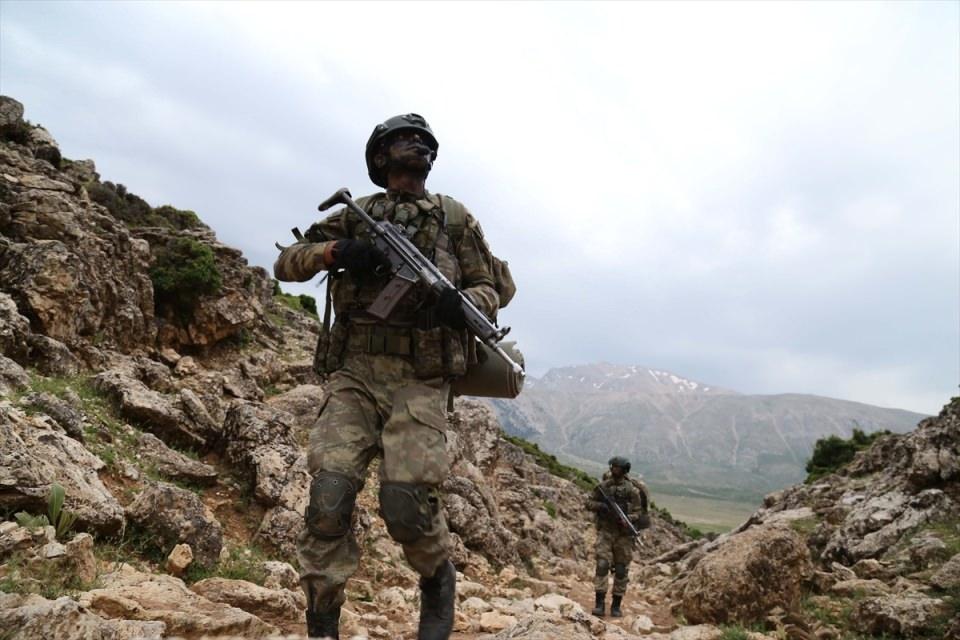 <p>Daha sonra meskun mahalde terörle mücadele eğitimine geçen sözleşmeli erler, burada bazen metruk bir binadan bazen ise duvara açılan bir mazgaldan kendilerine tehdit oluşturan terör örgütü üyelerinin nasıl etkisiz hale getirileceğini uygulamalı öğreniyor.</p>
<p> </p>
