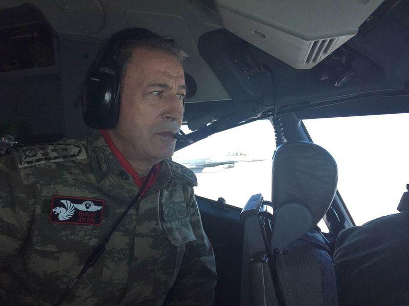 <p><strong>GÖREV UÇUŞUNA KATILDI</strong><br />
Daha sonra Konya'ya geçen Orgeneral Akar, 9 Aralık Çarşamba günü de havadan ihbar kontrol uçağı (HİK) ile görev uçuşuna katıldı. Havada yakıt ikmali ve gerçekleştirilen görevler hakkında bilgi alan Orgeneral Akar, ardından Türk Hava Kuvvetleri HİK filosunun son uçağı Batı'nın teslim törenine katıldı.</p>