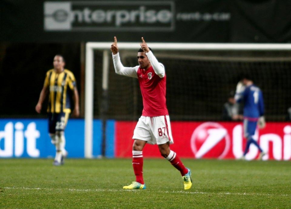 <p><strong>ALPER ATTI, 'OH' DEDİK</strong></p>
<p>45 +3'te Fenerbahçe, Alper Potuk'un golüyle maçta beraberliği yakaladı. Sol kanattan Nani'nin ortasında Van Persie'nin kafasında top önce Willy Boly'nin eline çaptı ancak daha sonra Alper'in önüne düştü, Alper de çok düzgün bir vuruşla topu ağlara gönderdi. </p>
