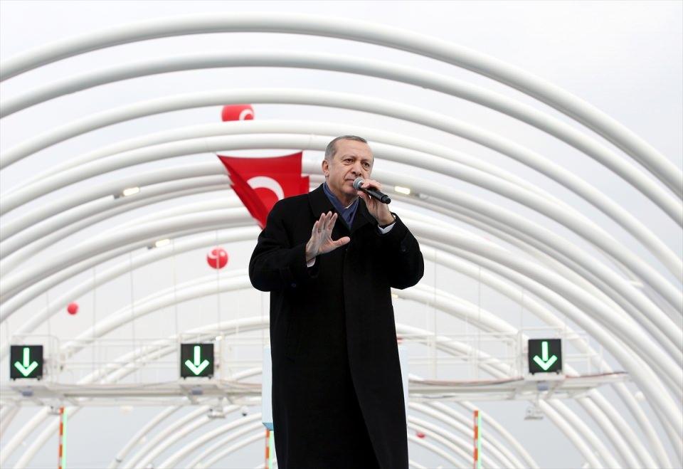 <p>Cumhurbaşkanı Recep Tayyip Erdoğan, boğazın iki yakasını iki katlı kara yoluyla denizin altından birbirine bağlayan Avrasya Tüneli'nin açılışına katılarak konuşma yaptı.</p>

<p> </p>
