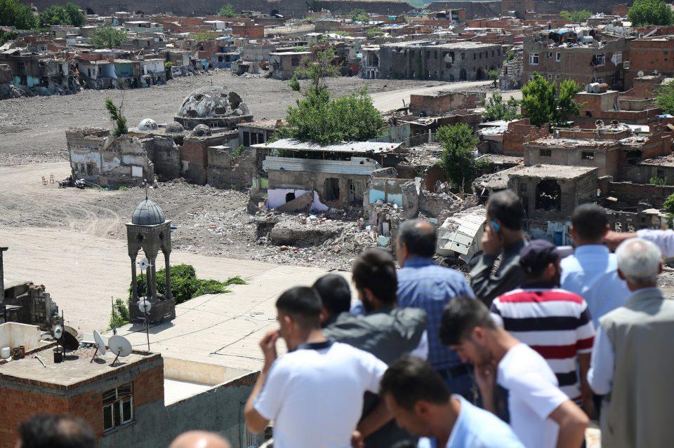 <p>Diyarbakır'ın Sur ilçesindeki Cevatpaşa, Dabanoğlu, Fatihpaşa, Hasırlı, Savaş ve Cemal Yılmaz mahallelerindeki 14 sokakta uygulanan sokağa çıkma yasağı dün sabah kaldırıldı.</p>

<p> </p>
