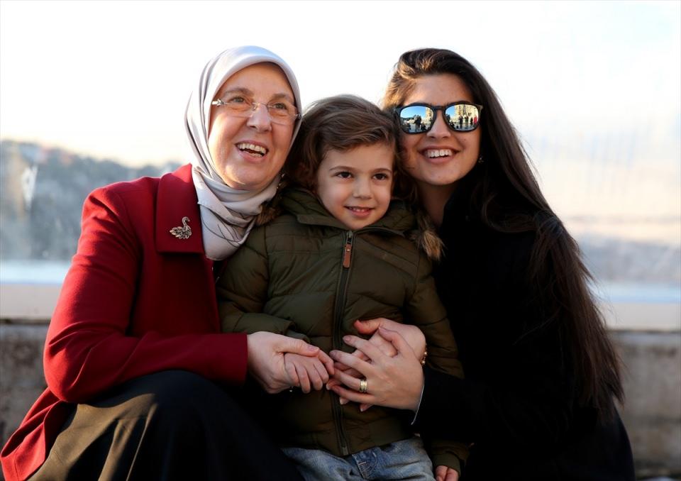 <p>Ramazanoğlu, İstanbul'a ilk geldiği dönemde Zeynep Kamil Çocuk ve Kadın Doğum Hastanesi ve Haydarpaşa Numune Hastanesi'nde çalıştığını belirterek, "Üsküdar'da hem çalıştık hem oturduk. Üsküdar'ın bütün mekanlarını seviyorum. Mihrimah Sultan Camisi, Balıkçılar Çarşısını oradaki esnafla olan muhabbeti seviyorum. Korularını, sahilini çok seviyorum. Validebağ Korusu'nu, Kanlıca, Beylerbeyi, Küçüksu Kasrı..." diye konuştu.</p>
<p> </p>