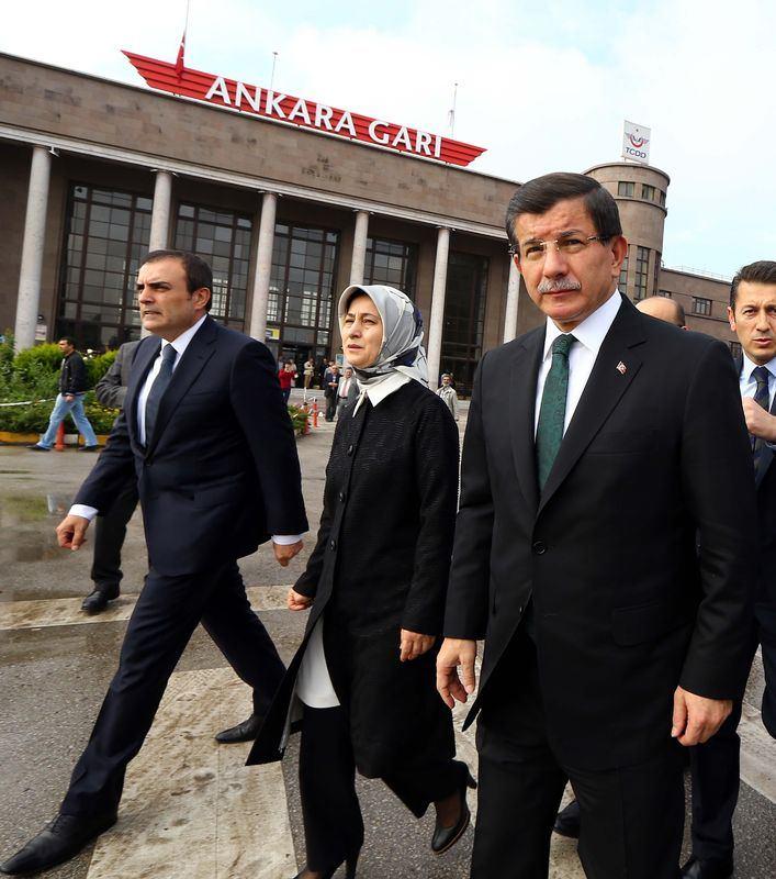 <p>Başbakan Davutoğlu, resmi programında yer almamasına rağmen sabah saatlerinde Ankara Garı önüne geldi.</p>
