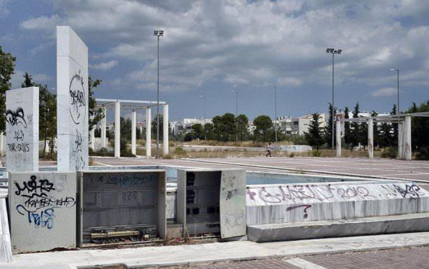 <p>2004 yılında Yunanistan'da düzenlenen olimpiyat oyunları için yapılan tesislerin şimdiki hali görenleri şaşkına çeviriyor. 9 milyar euro harcanan tesisler artık kullanılamaz halde.</p>