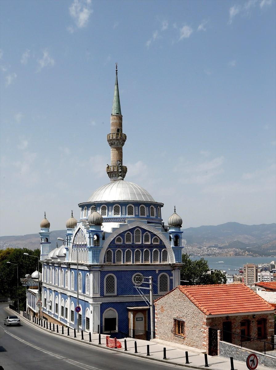 <p>Bir mescitte, Allah'ın rızasını kazanmak için belli adap içinde bir müddet kalmayı ifade eden, Hz. Muhammed'in de uyguladığı itikaf için camiler belirlendi. </p>
<p> </p>