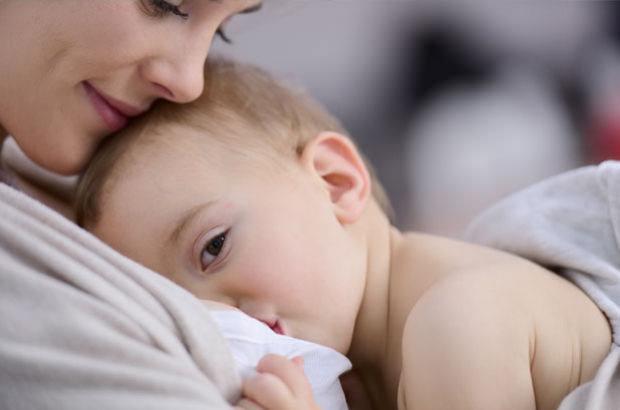 <p>Bilim insanlarının yaptığı araştırmalara göre, bebeklerin aşılama sürecinde <strong>emzirildiğinde bebeklerin ağlamaları fark edilecek ölçüde azaldığı tespit edilmiştir. </strong></p>
