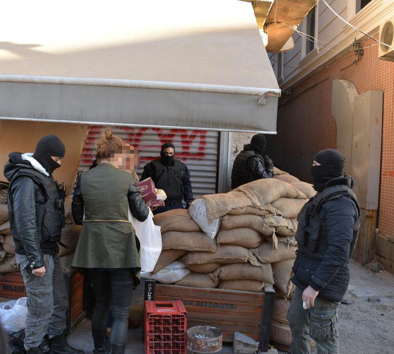 <p>Sur'da PKK'lılara yönelik operasyona katılan polis memurlarını bugün eşleri ve çocukları ziyaret ederek moral verdi. Kadınlar, yaptıkları pasta ve börekleri götürüp polislere ikram etti. </p>
