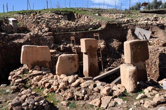 <p>Almanya’nın başkenti Berlin’de bulunan Alman Arkeoloji Enstitüsü’nden Paleopatelog Julia Gresky, Göbeklitepe’de bulunan bu 3 kafatası parçasının dünyada bilinen ilk oyulmuş kafatasları olduğunu düşünüyor. </p>
<p> </p>
<ul>
</ul>
<ul>
</ul>