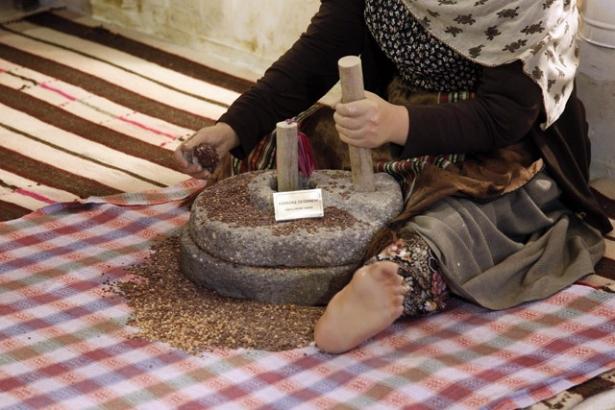 <p>Her yıl binlerce yerli ve yabancı turisti ağırlayan müzede, yemeklerin  yanı sıra kentin kültürünü anlatan tandır, yemek, zahire, misafir, kiler, yaşam  ve gelin odası gibi mekanlarda kentin yemek kültürüne ışık tutuyor.</p>

<p> </p>
