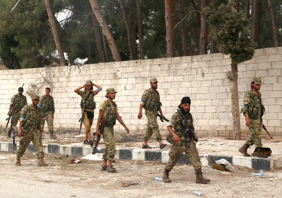 <p><span style="color:#FFD700"><strong>2 Operasyonun zamanlamasının bir anlamı var mı?</strong></span></p>
<p>Türkiye uzun bir süredir dost Suriyeli muhalif unsurları bu operasyon için eğitip-donatırken, özellikle Menbiç'in PKK/PYD'ye bağlı güçler tarafından ele geçirilmesi ve ardından bu grupların Cerablus'a doğru yönelmesiyle operasyonu hızlandırmak zorunda kaldı. </p>