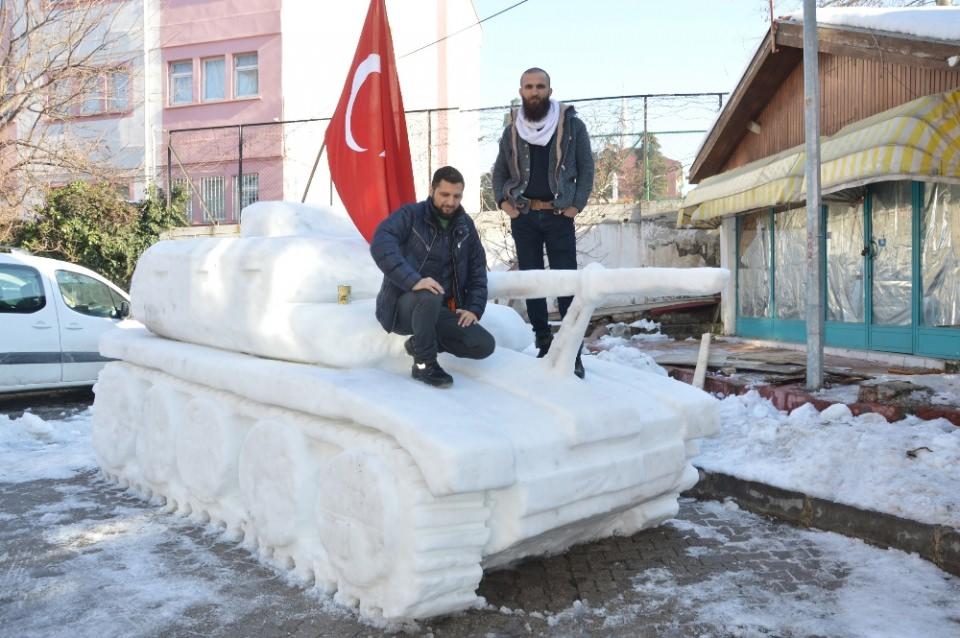 <p>Tokat’ın Niksar ilçesinde iki kardeş, 4 ton kar kullanarak orijinal boyutlarda ’kardan tank’ yaptı. </p>
