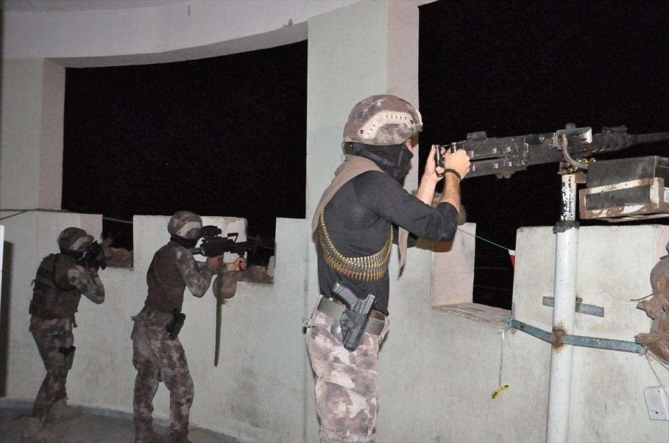 <p>"Burası 2 bin 200 rakımlı Kalekol üs bölgesi. Polis Özel Harekat, Mehmetçik ve güvenlik korucularıyla müşterek 24 saat kesintisiz ilçenin güvenliğini sağlıyor. Hemen batı kısmında 2 bin 800 rakımlı Şapatan üs bölgesi var. İlçenin doğu kısmında kalan 3 bin rakımlı Goman üs bölgesiyle ilçenin hakim noktalarında güvenliği sağlıyoruz. Ben ve silah arkadaşlarım gözümüzü kırpmadan büyük bir fedakarlıkla görev yapmaktayız."</p>