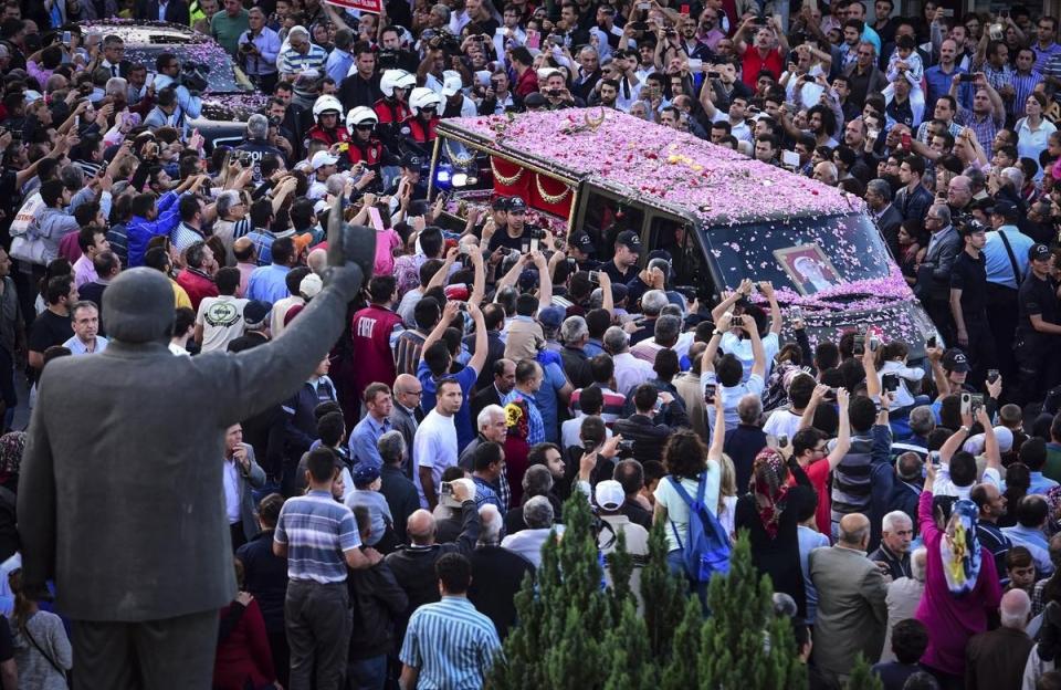 <p>9. Cumhurbaşkanı Süleyman Demirel'in naaşı memleketi Isparta'ya getirildi. Kaymakkapı Meydanı'nda toplanan vatandaşlar, cenaze aracının üzerine gül attı.</p>