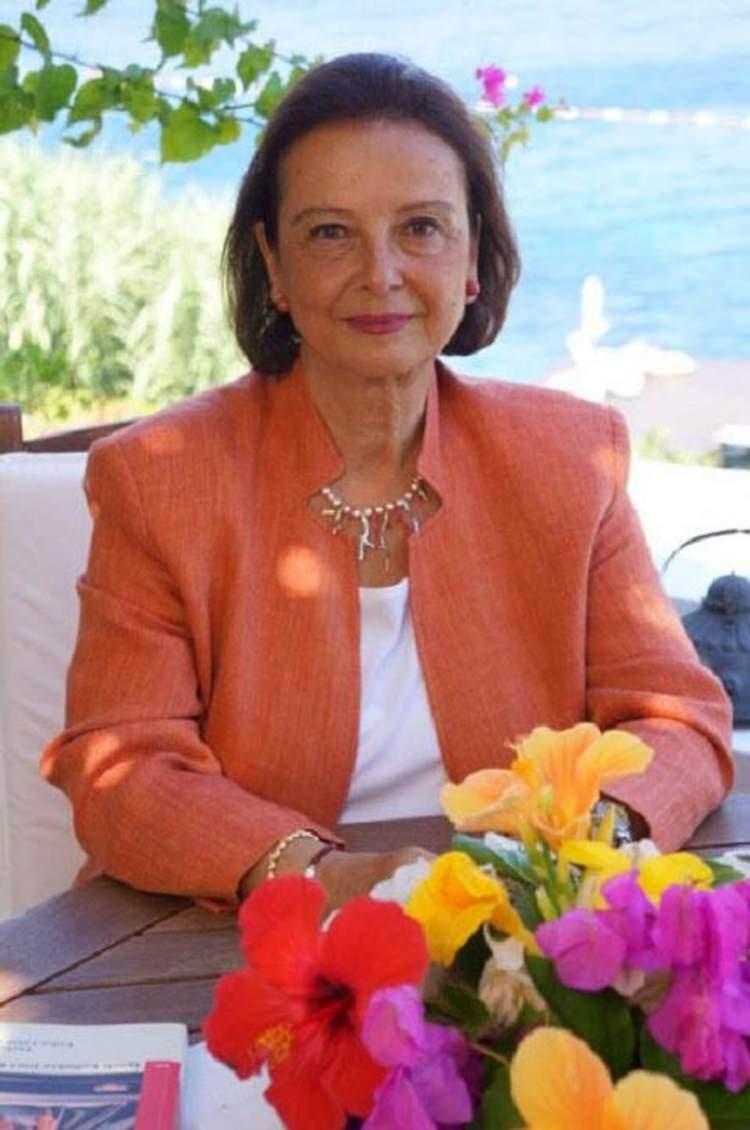 <p><strong>Lale Aytaman</strong></p>
<p>İlk Kadın Vali</p>