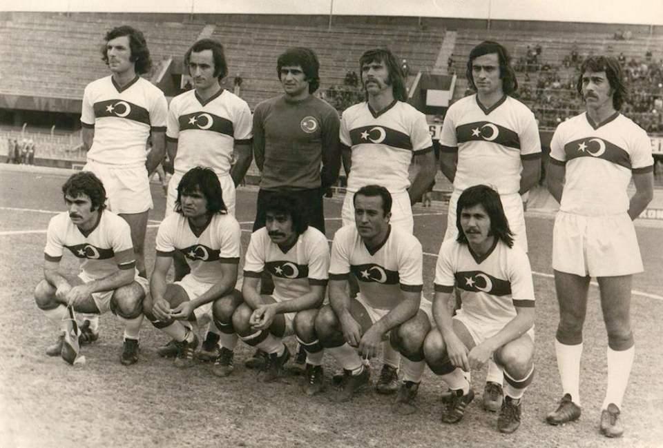 <p><strong>Ümit Milli Takım (1975)</strong></p>
<p>1975 yılında Cebeci İnönü Stadı’nda yapılan özel maçta Romanya ile 1-1 berabere kalan Ümit Milli Takım.</p>
<p>Soldan sağa</p>
<p>Ayaktakiler: Mustafa Turgat (Altay), Hüseyin Tok (Trabzonspor), Şenol Güneş (Trabzonspor), Niko Kovi (Beşiktaş), Kadir Özcan (Trabzonspor), Önder Mustafaoğlu (Fenerbahçe).</p>
<p>Oturanlar: Timuçin Çuğ (Fenerbahçe), İsa Ertürk (Adanaspor), Aydın Çelik (Boluspor), İbrahim Sarıkaya (Boluspor), Rasin Gürcan (Adana Demirspor).</p>