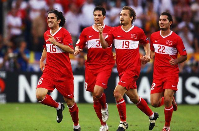 <p><strong>7- UĞUR BORAL</strong><br />
2007-08 sezonu kupasız kapatsa da tartışmasız kariyerinin en iyi yılını geçiren Uğur Boral, hem sol bek hem de sol açıkta forma giyebiliyor.</p>