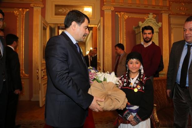 <p>Aralarında Türk öğrencilerinin de olduğu Lübnan, Bosna, Arnavutluk, Bulgaristan, Makedonya, Yunanistan, Kosova, Romanya, Ürdün, Filistin, Suriye ve Libya’dan gelen çocuklar, pişirdikleri 127 cm.’lik barış ekmeğini İstanbul Valisi Şahin'e takdim etti. </p>
