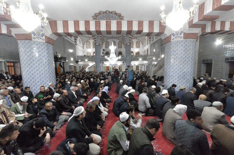 <p>Cenabı Hak gelecek nesilleri bizim içine düştüğümüz duruma asla düşmeyi nasip eylemesin. Onlara daha güzel bir dünya kurmayı nasip ve müyesser eylesin."Vatandaşların yoğun ilgi gösterdiği camideki programın ardından, çorba ikramı yapıldı.</p>