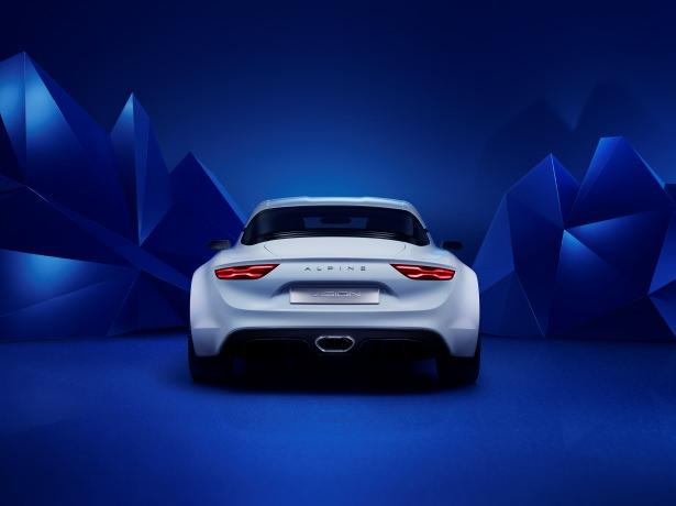 <p><span style="color:#FFFFFF">Kaslı görünüm aracın arka tarafına da yansıtılmış ve burada kullanılan hava giriş kanallarıyla motorun daha hızlı soğuması hedeflenmiş. Stopda ise 'X' şekilli lambalar kullanılmış. Arka camda da yine A110 modeline gönderme yapılarak nostalji önde tutulmuş.</span></p>