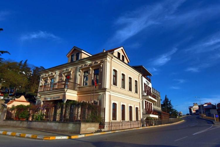 <p>Trabzon<br />
<br />
Nüfusu: 779 379  <br />
Toplam otomobil sayısı: 97 649<br />
​Kaç kişiye bir otomobil düşüyor: 8</p>
