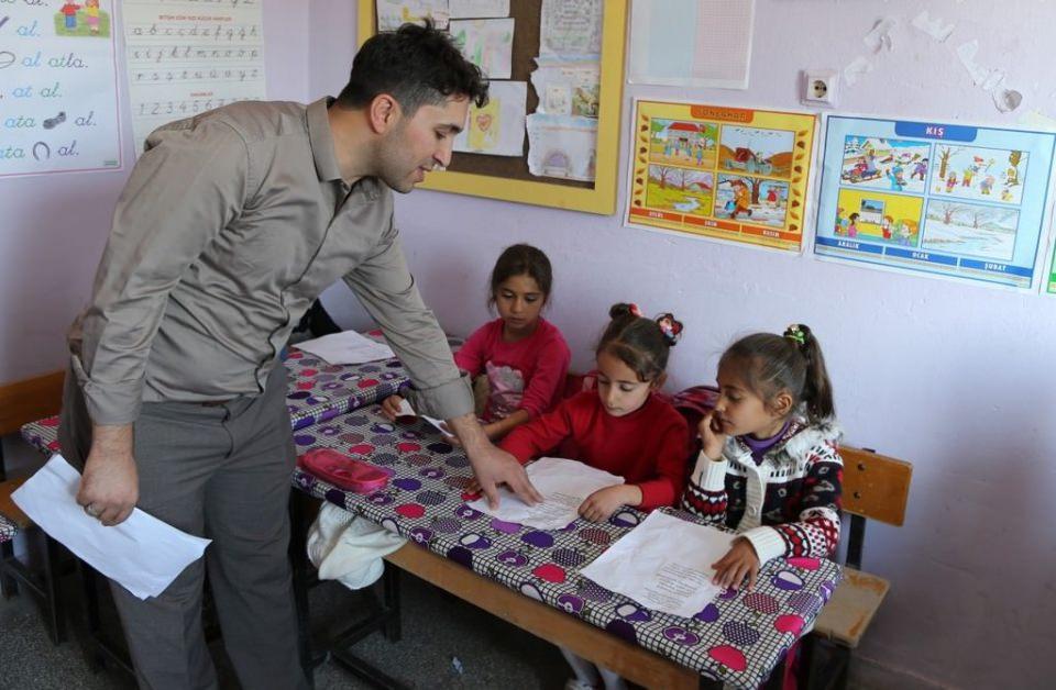 <p>Okulun eksikliklerinin giderilmesi için kamu kurum ve kuruluşlarıyla irtibata geçtiğini dile getiren Gümüş, su ihtiyacının karşılanması için Diyarbakır Su ve Kanalizasyon İdaresi'ne başvurduğunu, okul için bir kuyu açtıklarını, bu sayede su sıkıntısının giderildiğini bildirdi.</p>
<p> </p>