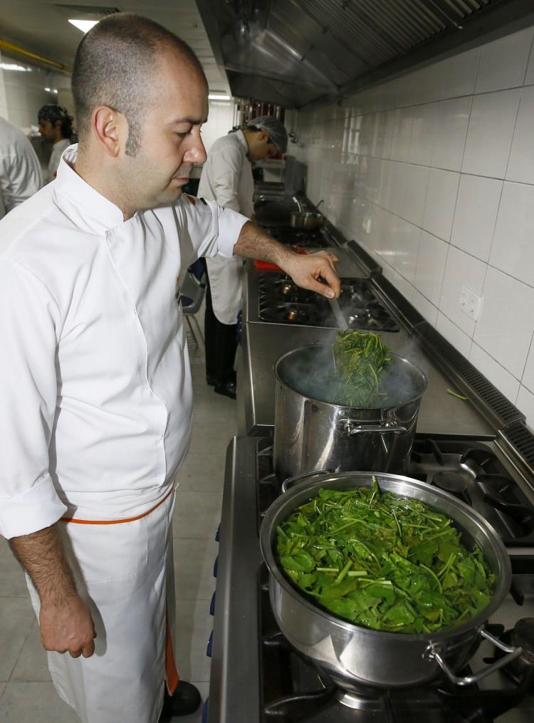 <p>Mutfak Sanatları Bölümünden mezun olan kişilerin dünyanın dört bir yanına <strong>Türk yemek kültürünü yaydıklarını</strong> belirten Demirtaş, sağlık ve lezzetle ön plana çıkan Ege mutfağıyla ilgili özel bir çalışma yürüttüklerini ifade etti.</p>
