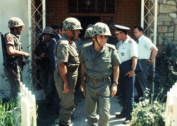 <p>6'ncı Kolordu Komutanı Korgeneral Nurettin Ersin ve 39. Tümen Komutanı Tümgeneral Bedrettin Demirel Bir Toplantıdan Çıkarken</p>

<p> </p>
