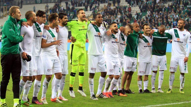 <p>SEKTÖRÜN MERAK ETTİĞİ İKİ SORU - - - SÜPER Lig ve Türkiye Futbol Federasyonu (TFF) geçtiğimiz sezon yayın gelirlerinden 400 milyon dolar gelir elde etti. 25 Kasım’da yapılması beklenen ihaleden Süper Lig kulüpleri yeni yayın ihalesinden en az 600 milyon dolar gelir elde etmeyi planlıyor.</p>
