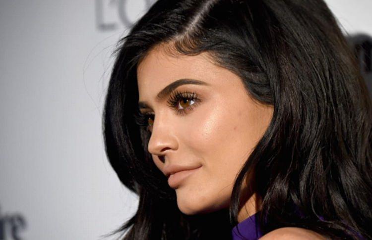 <p><strong>10. Favori ruj renkleri neler?</strong></p>

<p>Nude tonlardaki ruj renklerini çok seven Kylie Jenner, bunun yanı sıra şeftali ve pembe tonlardaki rujları da sıklıkla tercih ediyor. </p>
