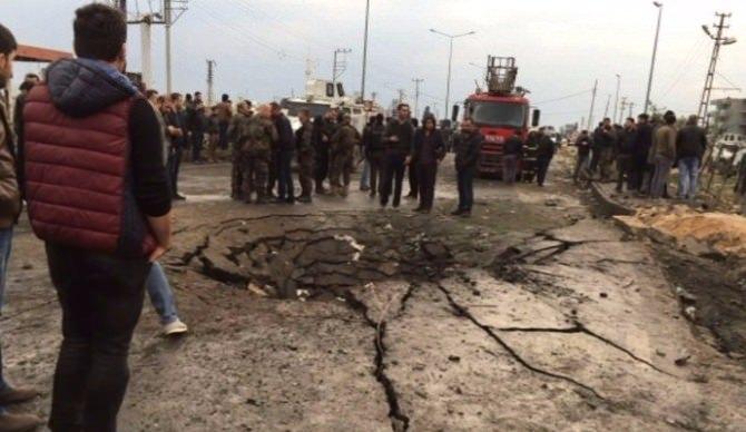 <p><strong>ÇATIŞMA ÇIKTI</strong></p>
<p> </p>
<p>Şiddetli patlamada emniyet binası ile lojmanda yangın çıktı ve büyük hasar oluşurken, Bölge Trafik Denetleme Şube Müdürlüğü’ndeki polislerin karşılık vermesiyle çatışma çıktı.</p>
