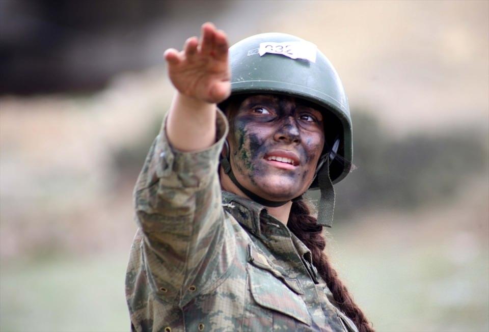 <p>Torosların en yüksek zirvesindeki Davraz Dağı'nda şubat ve mart aylarında "derin kar ve şiddetli soğuklarda muharebe harekatı"nı da başarıyla tamamlayan Oğuz, şimdi kursun en zorlu safhası olan Kara Komando Harekatı'na katılıyor. </p>
<p> </p>