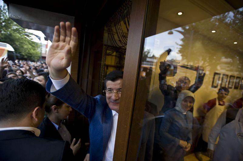<div>AK Parti Genel Başkanı ve Başbakan Ahmet Davutoğlu, eşi Sare Davutoğlu ile Gaziantep'teki Elmacı Pazarı ve Bakırcılar Çarşısını gezdi.</div>

<div> </div>
