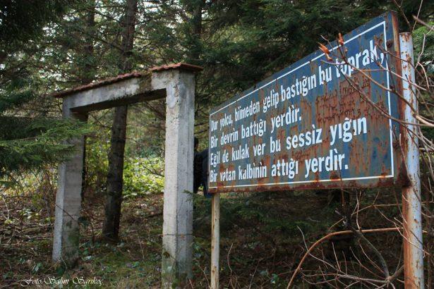 <p>İlgisizlik ve bakımsızlık kurbanı şehitliğin g&ouml;r&uuml;nt&uuml;s&uuml;nden rahatsızlık duyan vatandaşlar, "Bu vatan toprağı i&ccedil;in canını vermiş şehitlere yapılan vefasızlıktır" dediler.</p>
