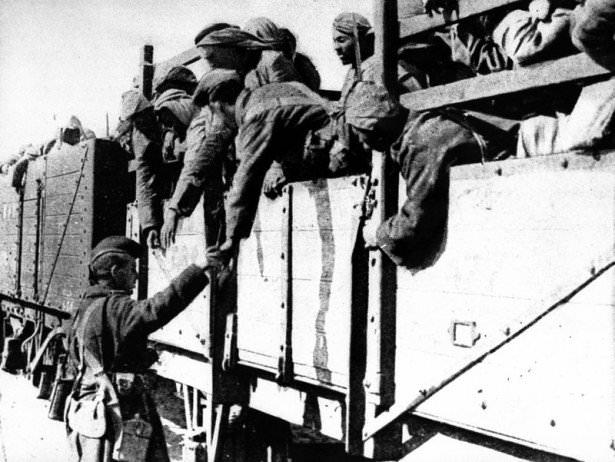 <p>1. Dünya Savaşı'nda düşmanla göğüs göğüse çarpışan Türk askerinin cephe önü ve gerisindeki mücadelesi fotoğraflara ve görüntülere yansıyor.</p>