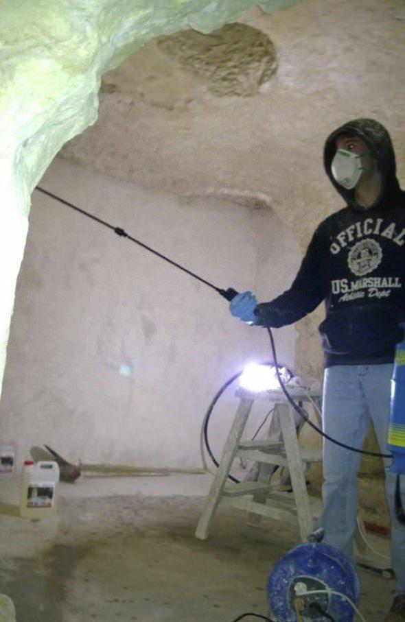 <p><em>Sevgililer tam üç yıl burada çalışarak para biriktirdiler. Nihayet gereken parayı biriktirdiklerinde kanalizasyon veya elektrik namına hiçbir şeyin olmadığı bu mağarada aylarca sürecek bir çalışma onları bekliyordu.</em></p>
<p> </p>