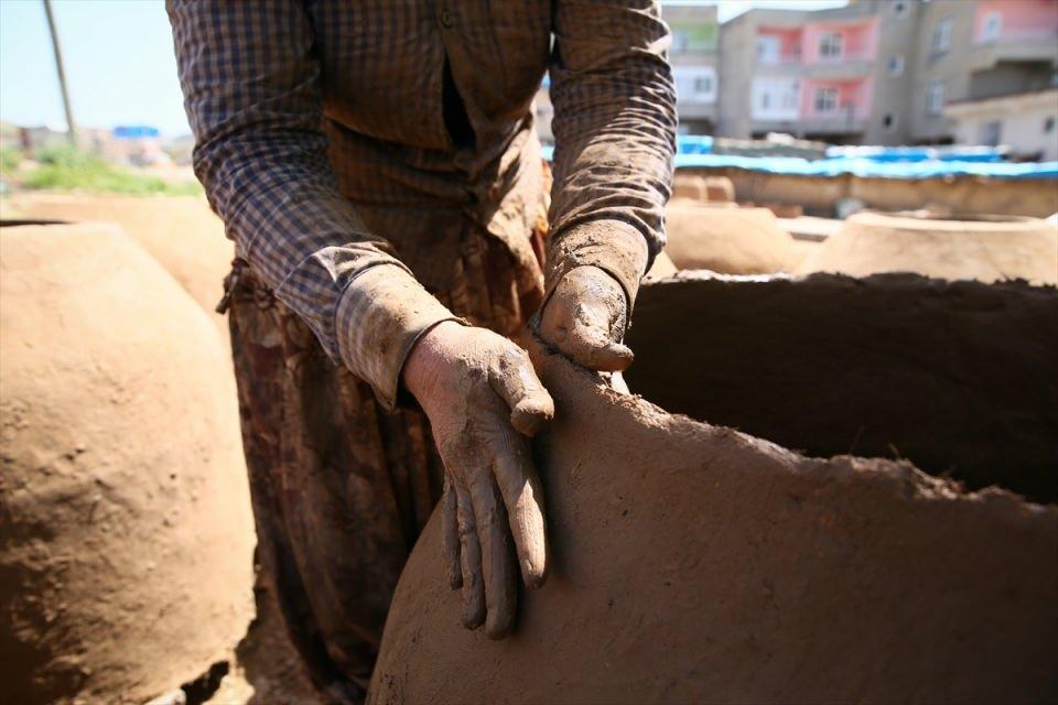 <p>Selçuklu ve Osmanlı dönemlerinin de en çok tercih edilen pişirme yöntemleri arasında bulunan tandır, Doğu ve Güneydoğu Anadolu bölgelerinde hala bazı ailelerin geçim kaynağı olmayı sürdürüyor. </p>

<p> </p>
