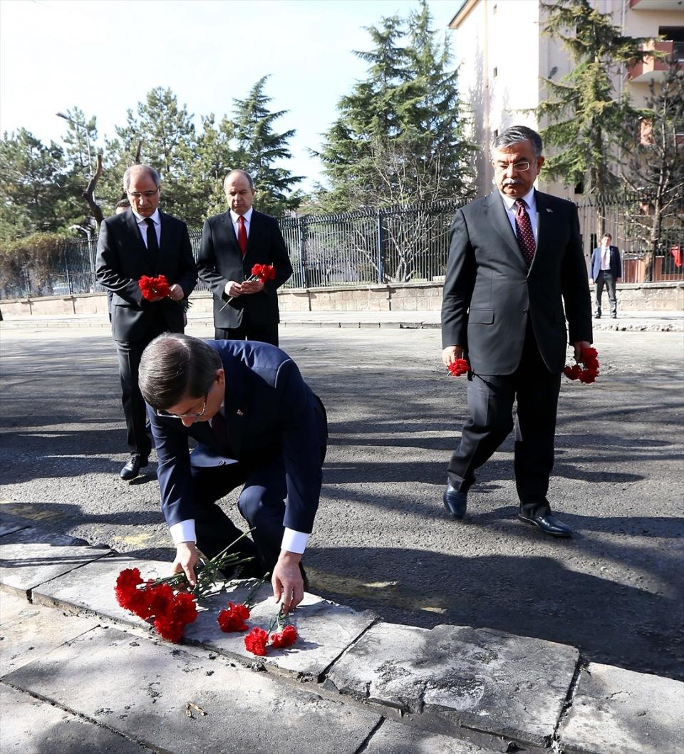 <p>Başbakan Ahmet Davutoğlu, saldırının olduğu yere gelerek 28 karanfil bırakıp dua etti. </p>