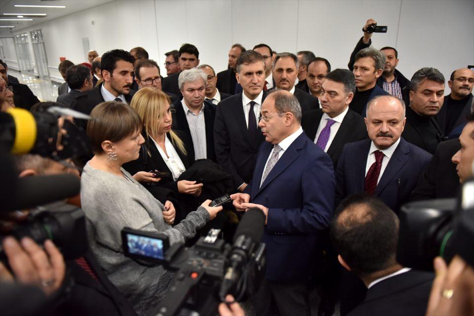 <p>"Son 15 gündür bir aydır ilgili firma gece gündüz çalıştı. Bizim arkadaşlarımız gece gündüz çalıştılar. Avrupa'nın şu anda en mükemmel hastanesini hizmete sokuyoruz" diyen Bakan Akdağ, gazetecilere Mersin Şehir Hastanesi'ni gezdirdi.</p>
<p> </p>