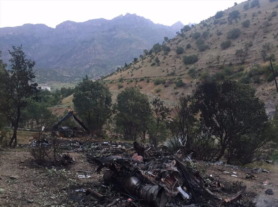 <p>Şırnak'ın Şenoba Tugay Komutanlığından kalkışından kısa bir süre sonra yüksek gerilim hatlarına takılması sonucu kaza kırıma uğrayan askeri helikopterin enkazı görüntülendi. </p>

<p> </p>
