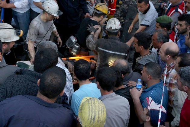 <p>Yakınlarından bilgi almak isteyenlerin hastaneye girmek istemesi üzerine zaman zaman gerginlikler de yaşanıyor.</p>