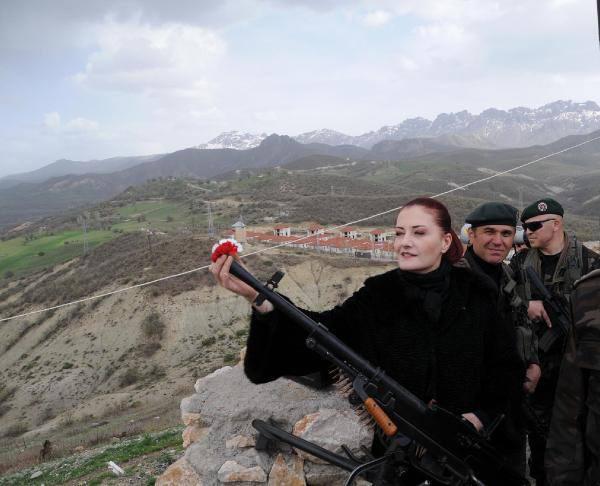 Tunceli'de, polis haftası etkinlikleri kapsamında kente gelen hafif müzik şarkıcısı Candan Erçetin, nöbet tutan özel harekat timlerinden birinin makinalı tüfeğinin namlusuna kırmızı ve beyaz karanfiller yerleştirdi.