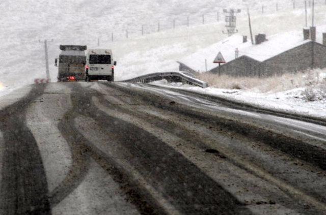 <p>Hava sıcaklıklarındaki düşmeye bağlı olarak Karadeniz'in iç kesimlerinin yükseklerinde, yağışların karla karışık yağmur ve kar şeklinde olması bekleniyor.</p>

<p> </p>
