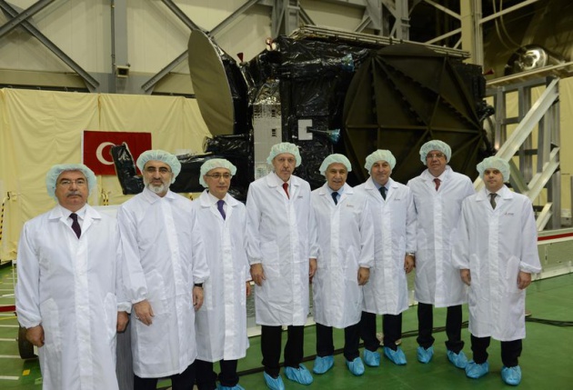 <p>Türk ve Japon mühendislerin ortaklaşa ürettiği TÜRKSAT 4A uydusu, Başbakan Recep Tayyip Erdoğan'ın katılımıyla düzenlenen törenle teslim edildi.</p>