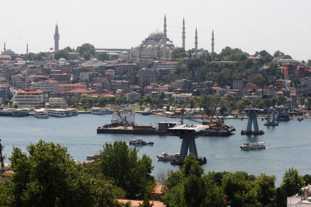 'Silueti kapatıyor mu?'  Mimar Hakan Kıran, metro geçiş köprüsündeki 47 metrelik iki kulenin Süleymaniye Camii'nin siluetini kapattığı eleştirilerine ise şöyle yanıt verdi: "Süleymaniye Camii'nin siluetinin kapandığı tek nokta, Unkapanı köprüsünün yanı başındaki Sokullu Camii'nin bulunduğu açı. Asma köprü özelliği olan bizim projemizde iki taşıyıcı kule var. Şayet iki kule yapılmamış olsa, taşıyıcı ayaklar yapılacaktı ki, bu durumda köprünün altı adeta bir demir yığınına dönüşecek Galata veya Unkapanı yönünden Haliç'e bakanlar, deniz manzarası yerine demir ayakları seyredecekti. Vatandaşlarımız Haliç kıyısından Unkapanı köprüsüne bakıp dediğimi anlayabilirler. Şayet gördükleri manzaradan hoşnut kalırlar ise lafım olmaz."