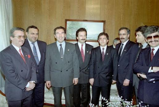 1952 yılında Diyarbakır'da doğan Aziz Yıldırım, 1990 yılında Fenerbahçe Spor Kulübü'nün yönetiminde görev almaya başladı. Yıldırım, 1991-1992 sezonunda Futbol Şube Sorumlusu oldu.