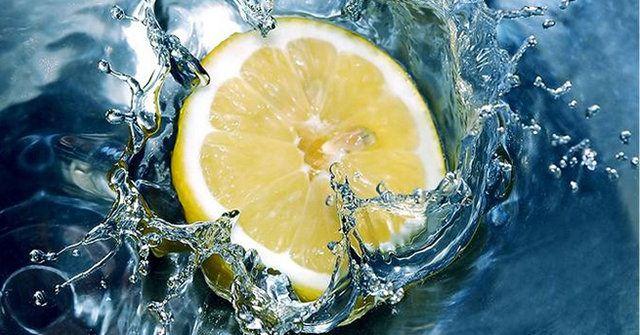 <p>5- Ph değerini dengeler: Limon en alkali gıdalardan biridir ve içinde bulunan sitrik asit sindirildiğinde asitlilik yaratmaz. Her gün limonlu su içerseniz vücudunuzun toplam asitlilik oranı zaman içerisinde düşer. </p>

<p> </p>
