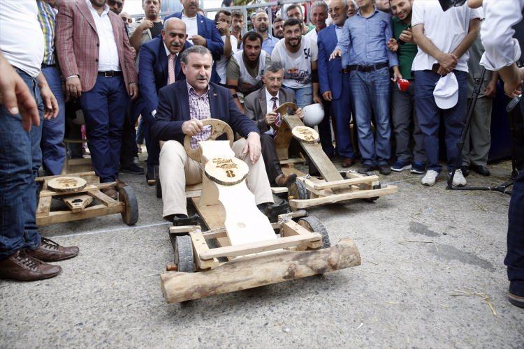 <p>Bu yıl ilk kez yarışan kadınlar büyük alkış aldı. 1650 metrelik dik parkurda bazı yarışmacılar takla attı, bazıları devrildi. Kolu çıkan bir yarışmacı da ambulansla hastaneye götürüldü.</p>
